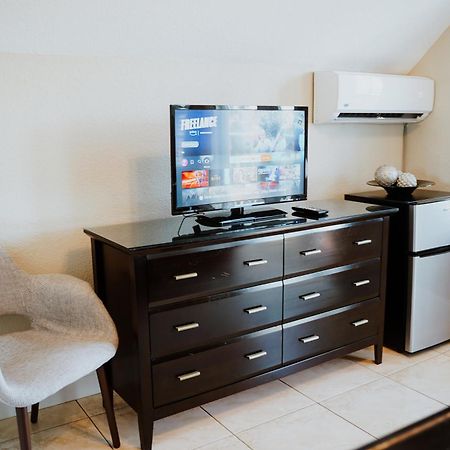 Shangri-La Boutique Bed & Breakfast West Bay Esterno foto