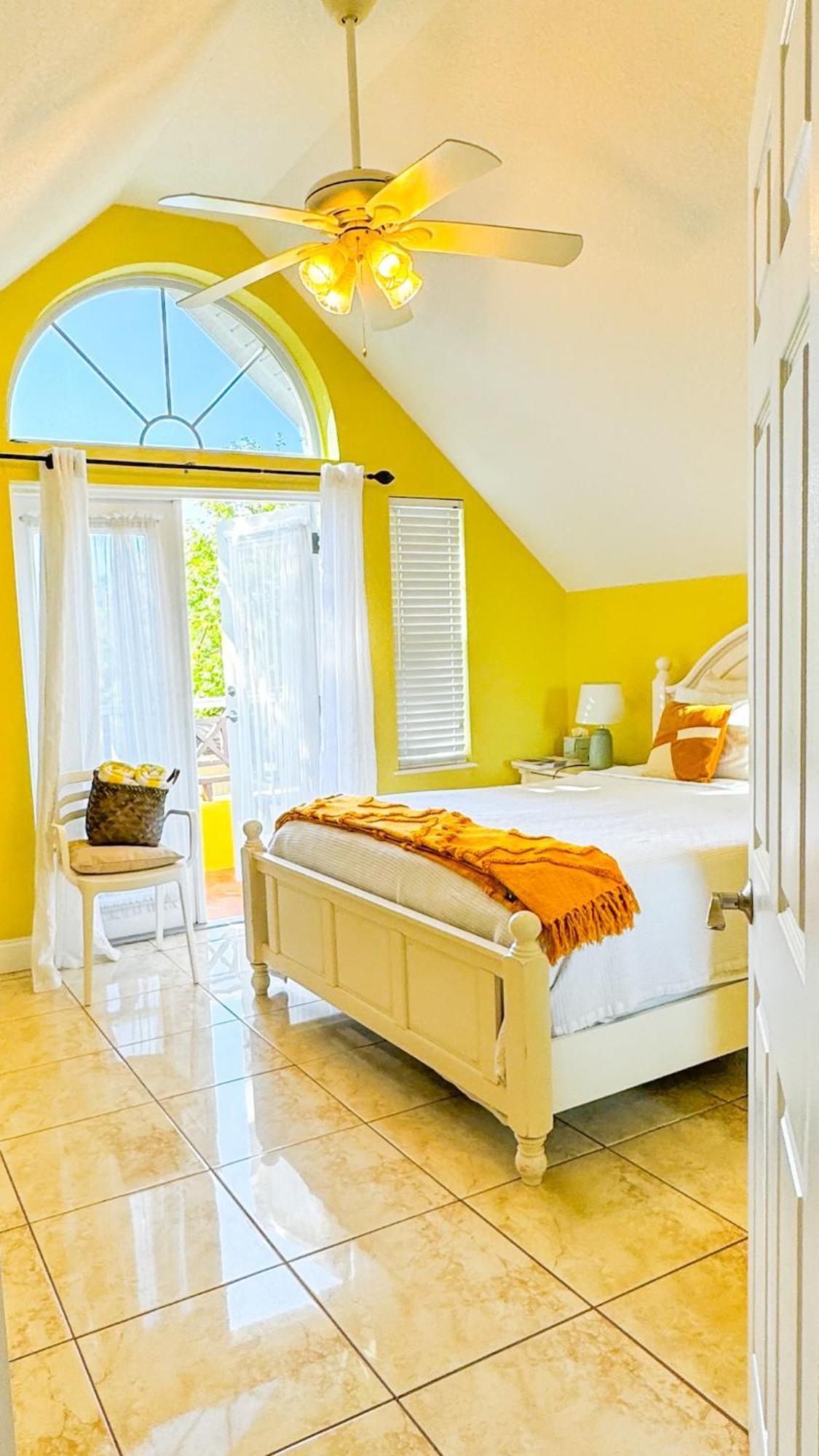 Shangri-La Boutique Bed & Breakfast West Bay Esterno foto
