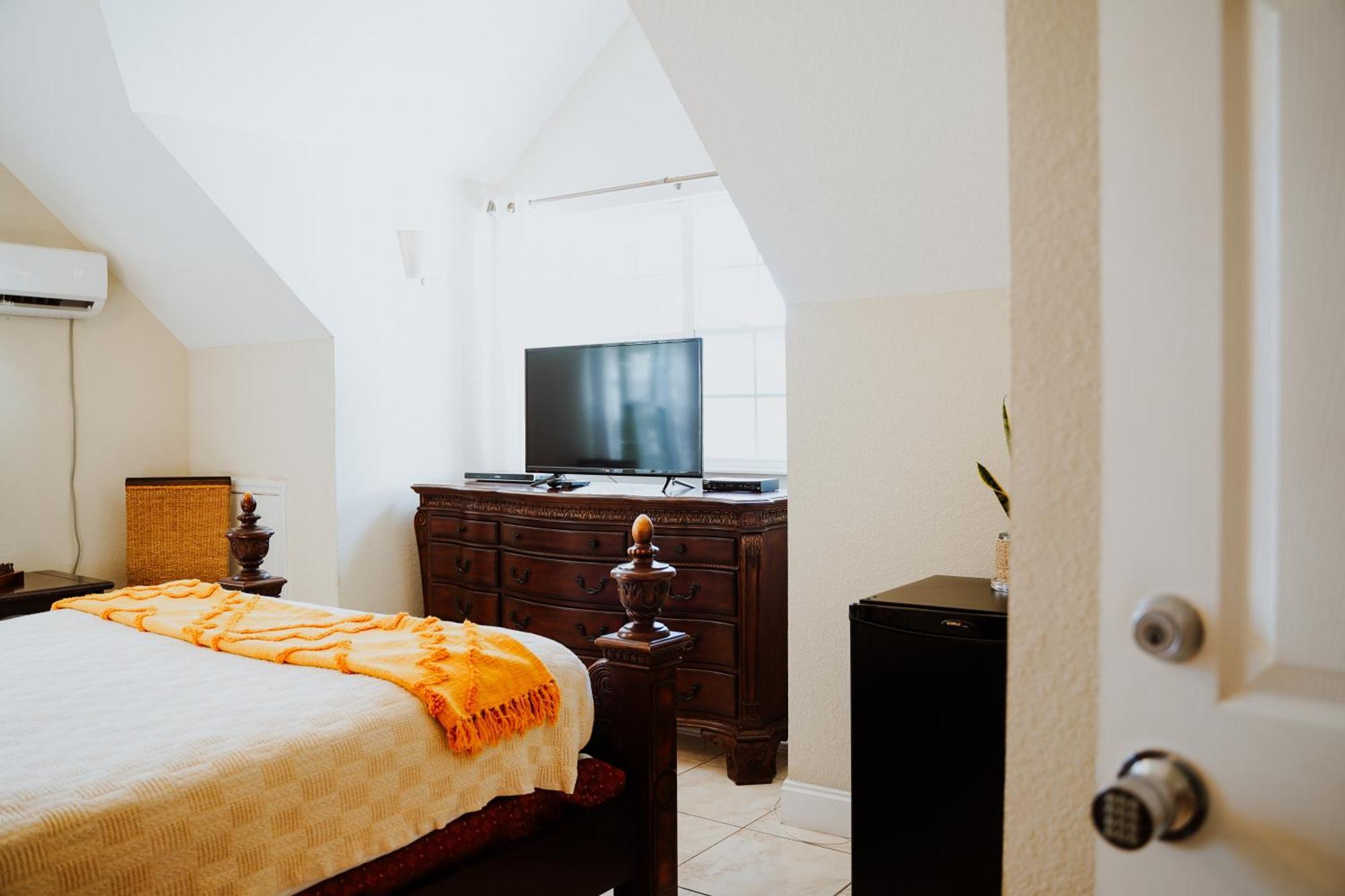 Shangri-La Boutique Bed & Breakfast West Bay Esterno foto