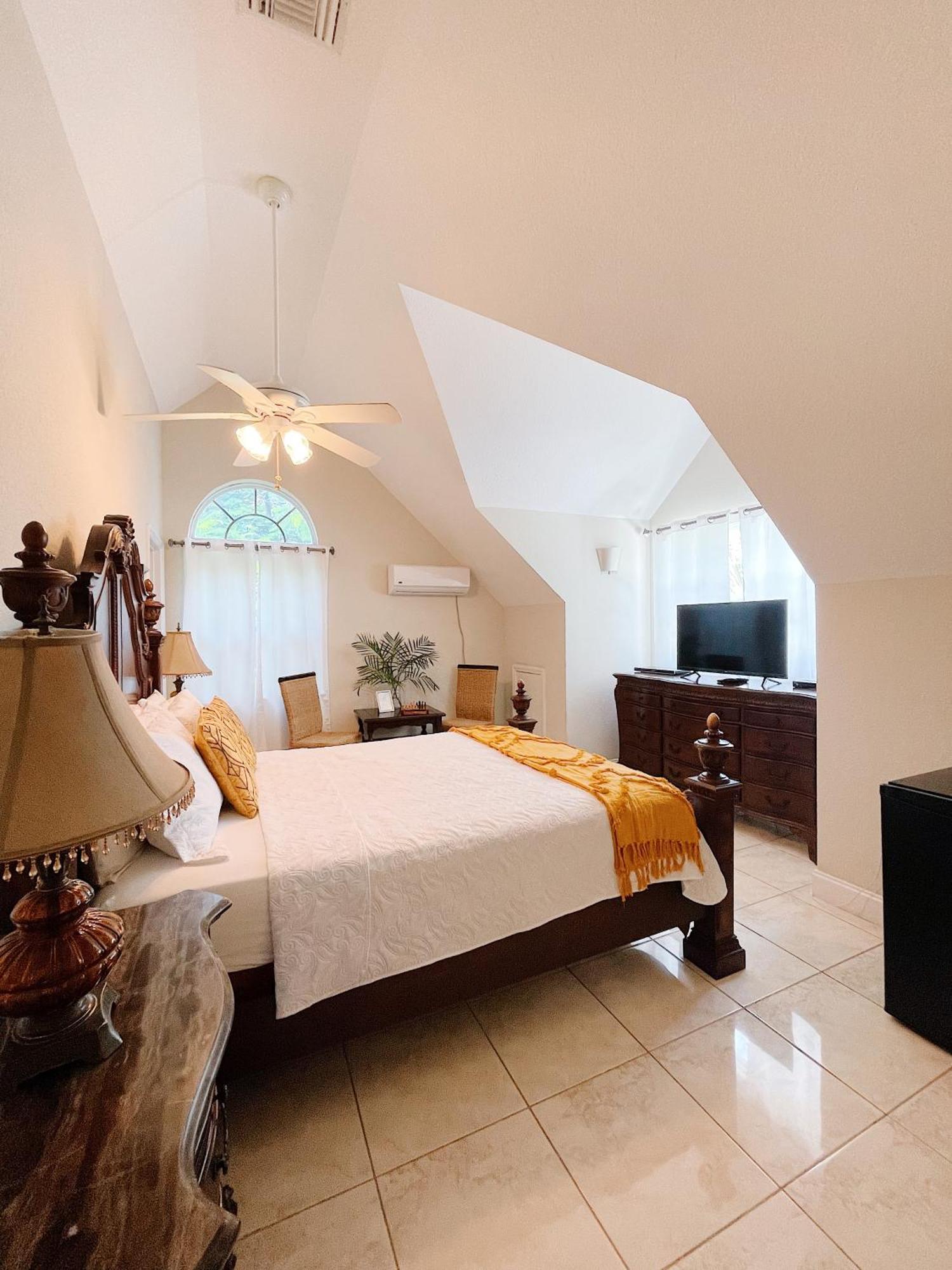 Shangri-La Boutique Bed & Breakfast West Bay Esterno foto