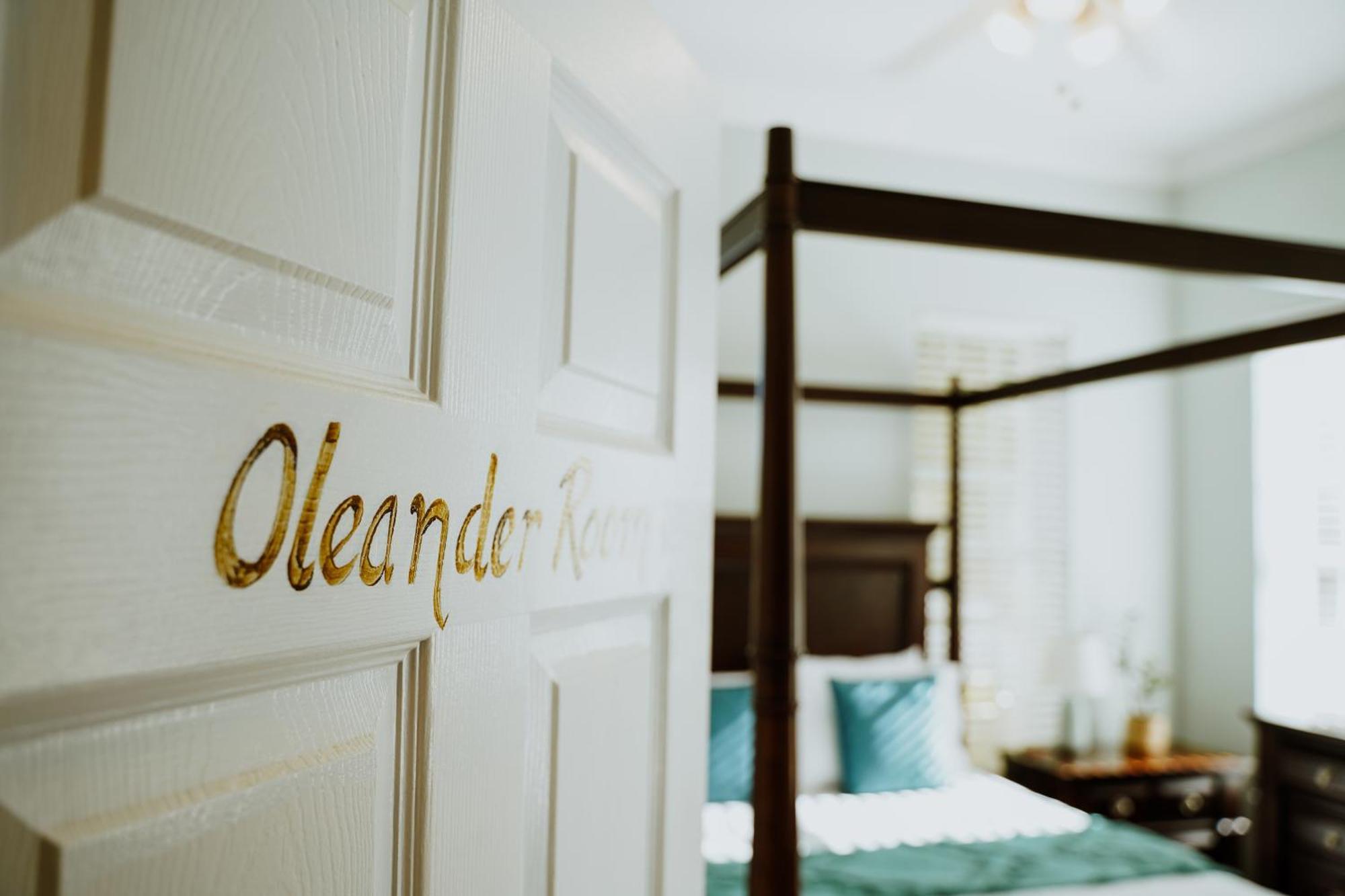 Shangri-La Boutique Bed & Breakfast West Bay Esterno foto