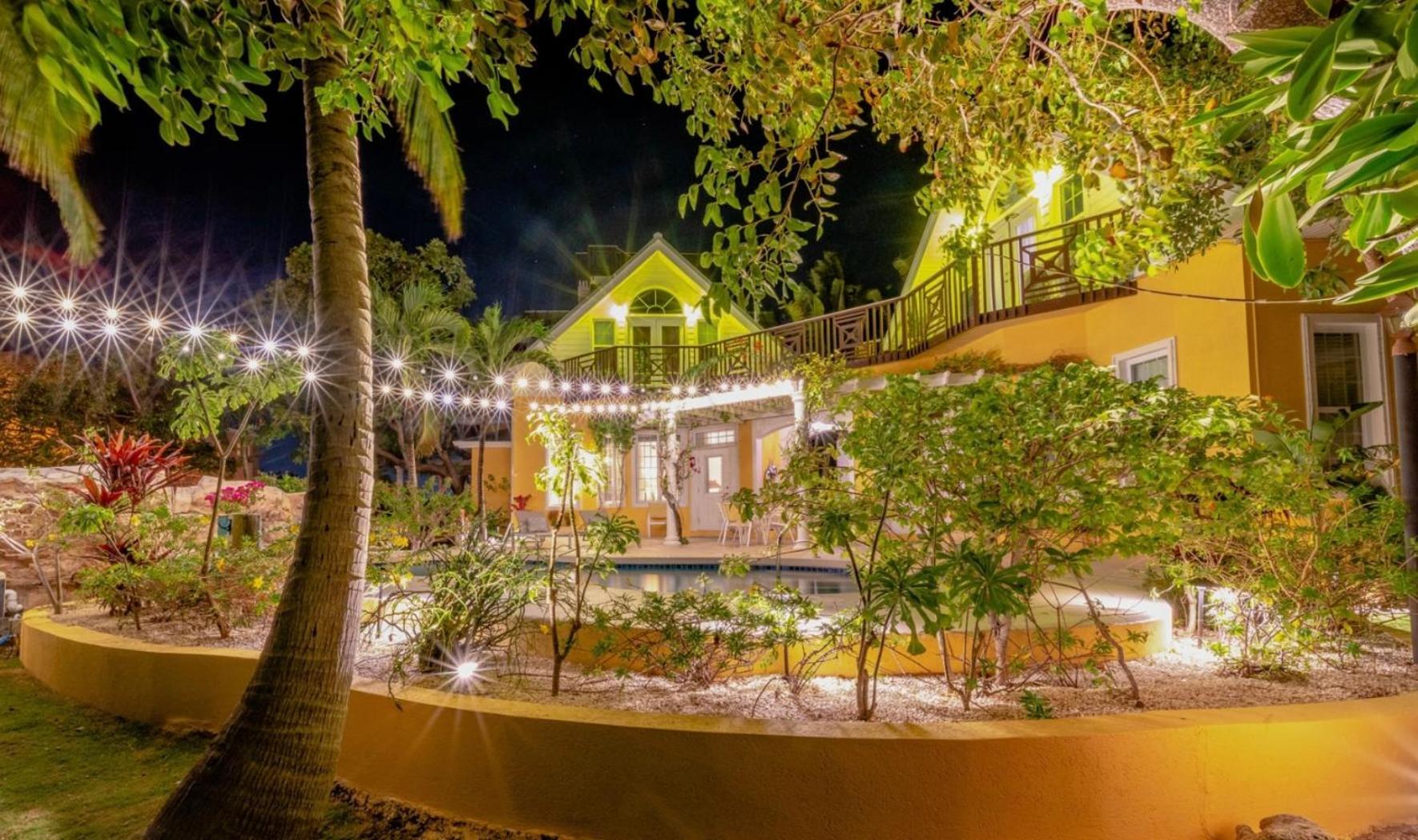 Shangri-La Boutique Bed & Breakfast West Bay Esterno foto