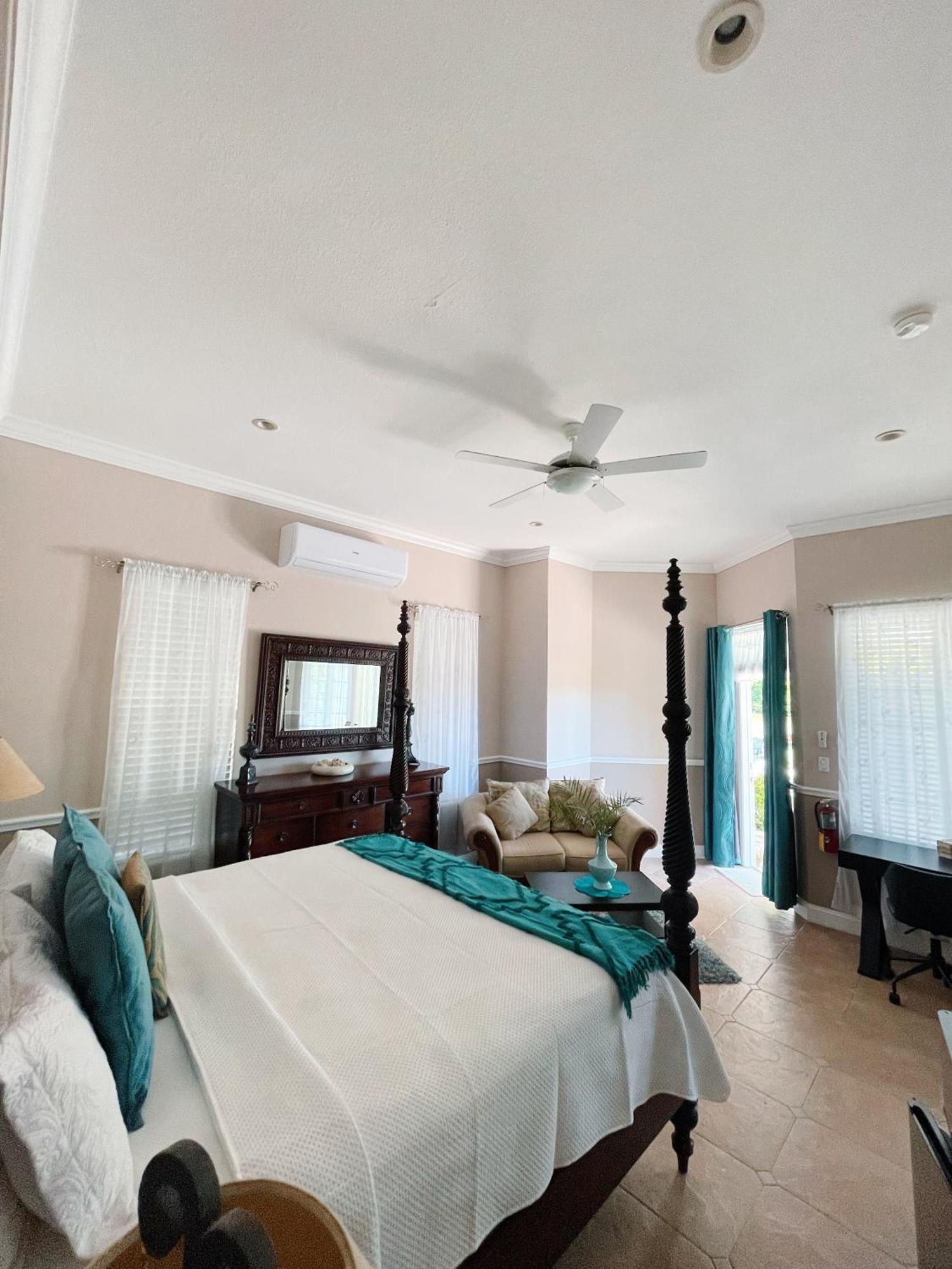 Shangri-La Boutique Bed & Breakfast West Bay Camera foto