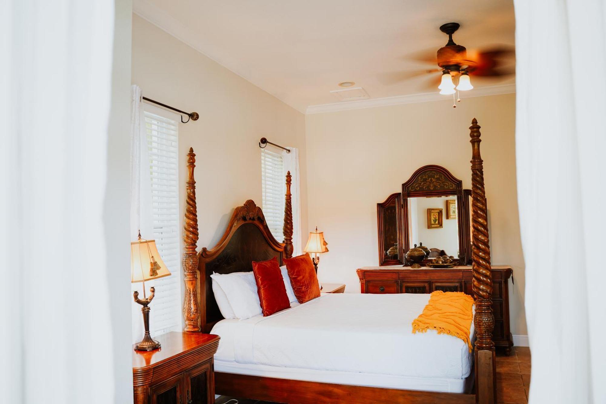 Shangri-La Boutique Bed & Breakfast West Bay Esterno foto